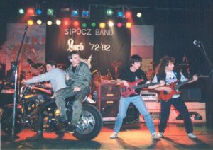 A Sipőcz Rock Band színpadán egy V-Max, nyergében Sipsi és Szigyu. Fotó: Harangozó Gyula gyűjteményéből